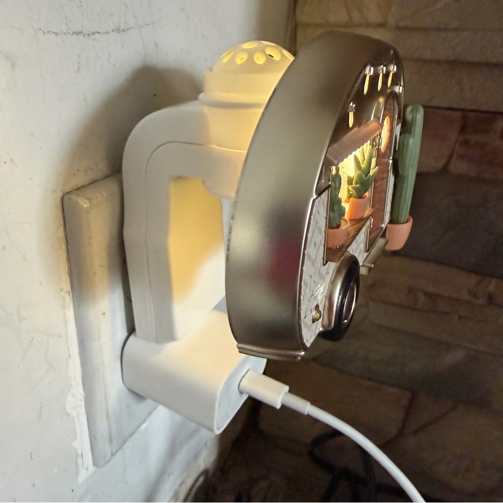 Cactus Camper Wallflower Nightlight - Picture 4 of 11